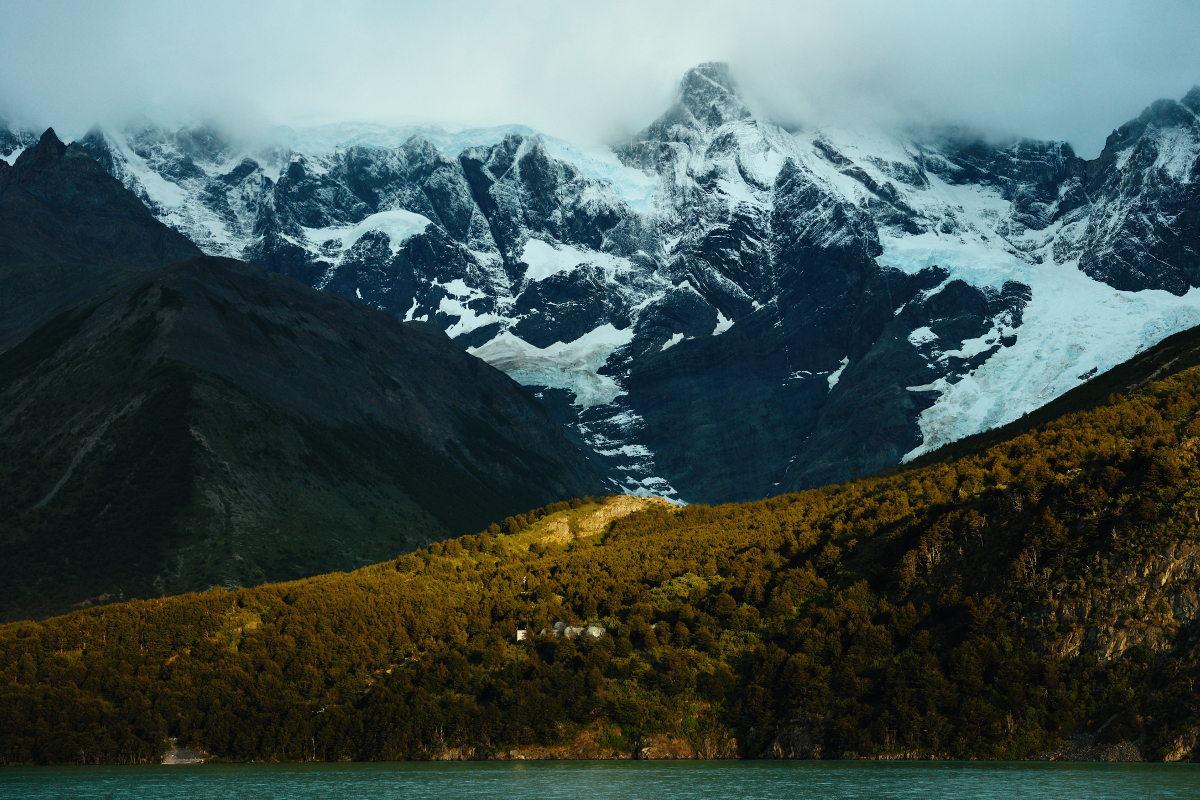 Torres del Paine, 5 de febrero de 2024.- Un exitoso operativo de búsqueda se realizó la semana pasada en el sendero que conduce a Base Torres, el que concluyó con el rescate y pronto auxilio de un excursionista de 33 años, proveniente de Estados Unidos, de siglas A.S. La desaparición del turista extranjero ocurrió luego de que su grupo, integrado por 3 personas, se separara en el trayecto desde el sector Francés hacia Cuernos, quedando en reunirse en el Refugio Chileno, sin embargo, A.S. jamás llegó al punto de encuentro concertado. Cerca de la medianoche, sus amigos alertan a personal del Refugio Chileno sobre la ausencia de su compañero, quienes alertaron a los operativos de búsqueda y rescate de Las Torres Patagonia. Se formaron dos cuadrillas de búsqueda, el equipo Alfa se desplazó hacia el sendero de Refugio Chileno y el quipo Beta hacia Cuernos, con tal de rastrear cualquier posible desvío o punto en la ruta donde pudo haber quedado el excursionista. Tras media hora de caminata, el equipo Beta logra dar con el paradero de la persona extraviada y se le aplican los procedimientos de primeros auxilios. El turista estadounidense se había torcido su tobillo derecho, por lo que se le aplicó Merpal y vendaje comprensivo, además presentaba fatiga y deshidratación. Se le da agua y barras de proteínas. Luego de estabilizar a la persona, el equipo Alfa y Beta realizaron el traslado de la persona al sector Central, llevando su mochila y otras pertenencias. Junto a los administradores del Refugio Chileno y Central se gestionó una carpa en el Camping, para que la persona pudiera reposar en una de las carpas tribu del sector. El gerente de CSS de Las Torres Patagonia, John Ojeda, agradeció “la dedicación de nuestro equipo de Guardaparques y personal en situaciones desafiantes. Este suceso destaca la importancia de nuestras capacidades de búsqueda y rescate, así como la formación continua en primeros auxilios y rescate en entornos remotos”. El pasajero, antes de abandonar el recinto, escribió un mensaje a sus rescatistas afirmando que “nunca he soñado que pasaría un día como lo fue ayer (…), pero uno nunca piensa que puede ser una cosa que te puede pasar a ti”. Ante estas situaciones, desde Las Torres Patagonia recomendamos encarecidamente coordinar estrategias de trekking, tales como mantener unido el grupo de excursión, portar siempre alimentos como barras de cereal y fruta, rellenar siempre la cantimplora o botella con agua, y estar atento a los horarios de los senderos y de la luz de día. Juntos podemos evitar accidentes o situaciones de riesgo que peligren la integridad de cada una de las personas que nos visitan.
