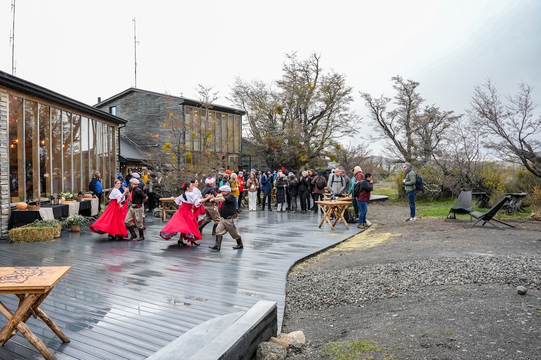 El hotel, ubicado en el corazón del Parque Nacional Torres del Paine, fue sede de la ceremonia inaugural de la importante cumbre internacional de turismo aventura.