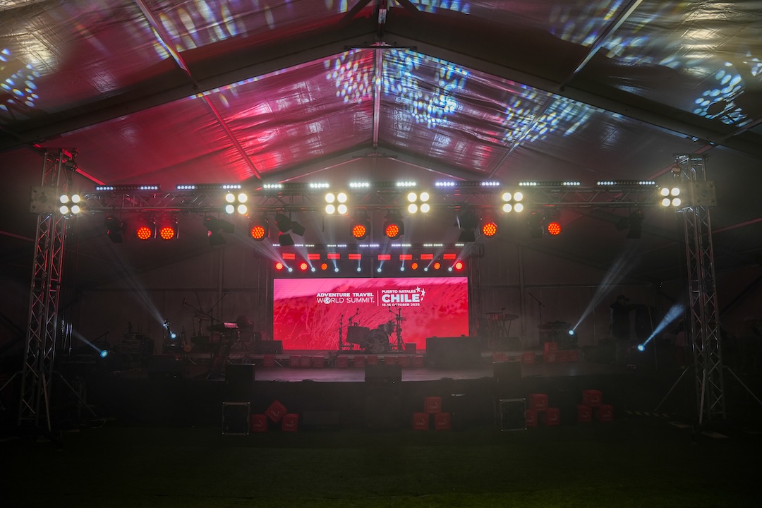 El hotel, ubicado en el corazón del Parque Nacional Torres del Paine, fue sede de la ceremonia inaugural de la importante cumbre internacional de turismo aventura.